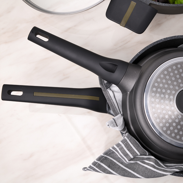 San Ignacio Bistro - Sartén 28 x 6.5 cm, Aluminio Fundido Inducción, Recubrimiento XYLAN Antiadherente con Acabado Brillante, Retiene el Calor Ahorrando Energía, Mango Soft Touch con Silicona Verde - Imagen 2