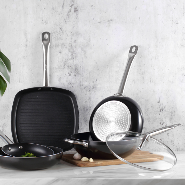 San Ignacio Profesional Chef - Sartén 24 x 5.0 cm, Aluminio Prensado Inducción, Revestimiento Antiadherente, Mango de Acero Inoxidable con Hueco para Colgar Opcionalmente, Acabados en Negro - Imagen 2